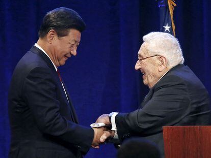 Chinese President Xi Jinping greets former U.S. Secretary of State Henry Kissinger at a dinner in Seattle, Washington; September 22, 2015.
