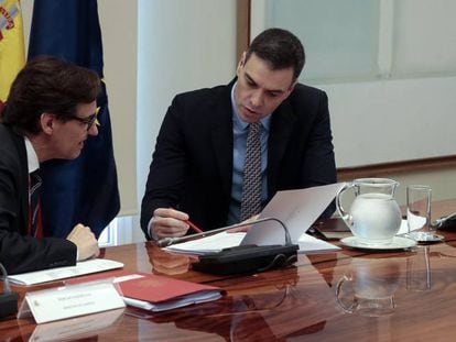 Pedro Sánchez and Health Minister Salvador Illa during the conference call on Sunday.