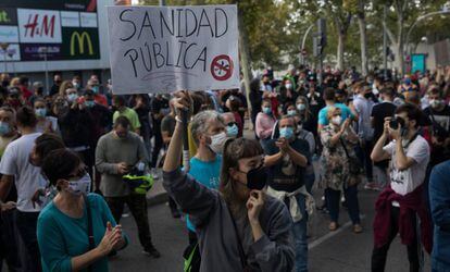 A protest against the confinement measures outside Madrid regional parliament last Sunday.
