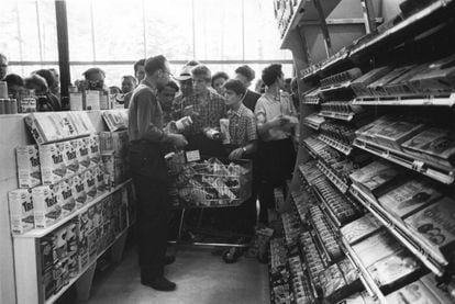 Attendants at the American National Exhibition showed visitors how to shop in an American supermarket.