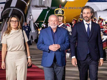 Brazilian President Luiz Inacio Lula da Silva (C), accompanied by his wife Rosangela "Janja" da Silva (L) and Argentine Foreign Minister Santiago Cafiero (R), during his arrival to the Jorge Newbery Aeroparque Military Air Station in Buenos Aires, on January 22, 2023.