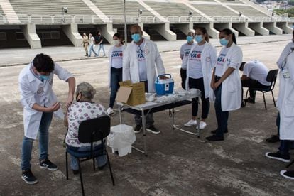 Health workers administer Covid vaccinations at the Sambadrome in Río.