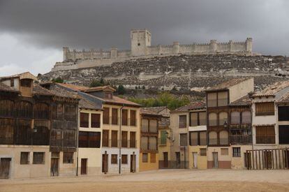 The boat-like shape of this fortress overlooking the wine-making region of Ribera del Duero comes from it being built along the top of a long, narrow hill. It dates back to the 10th century when the area was the front line in the fight between Muslims and Christians, but its current form dates from the 15th century. The southern wing is home to a wine museum. The view of the castle from the lovely square in Peñafiel is magnificent.