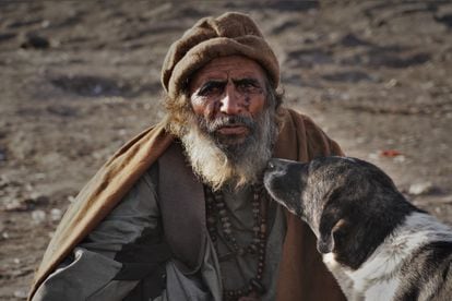   Este hombre que calcula que tiene en torno a 80 años y que lleva décadas consumiendo droga, afirma que los ojos no le dejan de sangrar.  Vive en una colina, como muchos otros drogadictos, del barrio de Sarai Shamali de Kabul. 