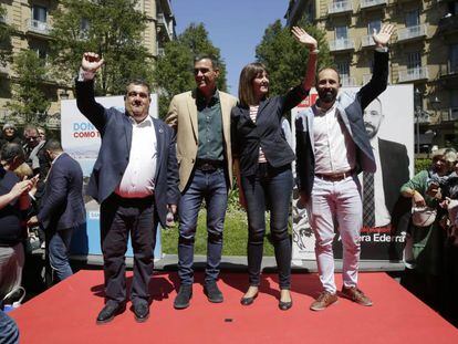 Pedro Sánchez (second from left) at a campaign rally in San Sebastián.