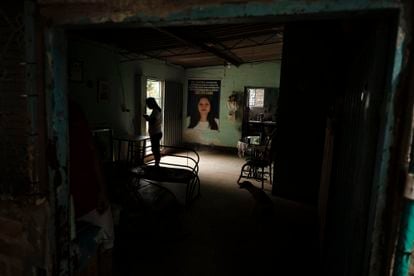 La fotografía de Nelly Martínez permanece en la sala de su casa en Cúcuta, Norte de Santander. 28/03/2023