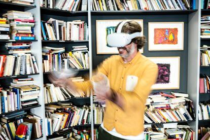 EL PAÍS editor Jordi Pérez Colomé immerses himself in the metaverse with virtual reality goggles