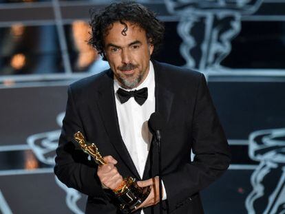 Alejandro González Iñárritu accepts his Best Director Oscar.