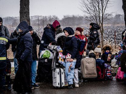 Ukrainian refugees after crossing the border with Romania, on March 2.