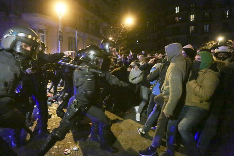 Clashes in Barcelona against the arrest of Carles Puigdemont.