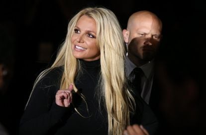 US singer Britney Spears is going to tell her own story after reaching a book deal with Simon & Schuster.