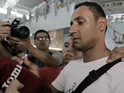 Real Madrid&rsquo;s new goalkeeper, Keylor Navas, signing autographs for fans at the airport on Sunday.