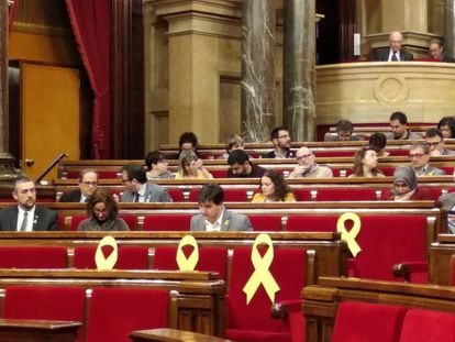 Yellow ribbons for the former Catalan ministers who are in pre-trial custody.