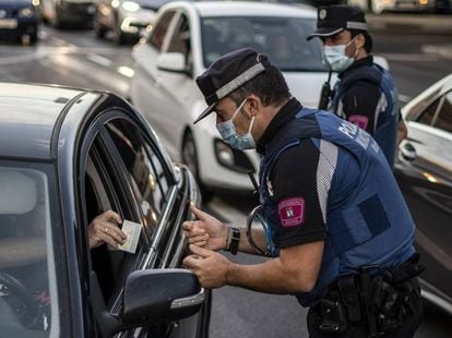 Police checks in the Puente de Vallecas district in Madrid, which has been confined since Monday.