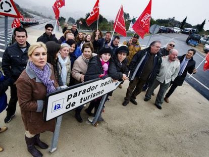 Employees from the Parador in Toledo stage a protest on December 7 against announced job losses for 644 people from the chain