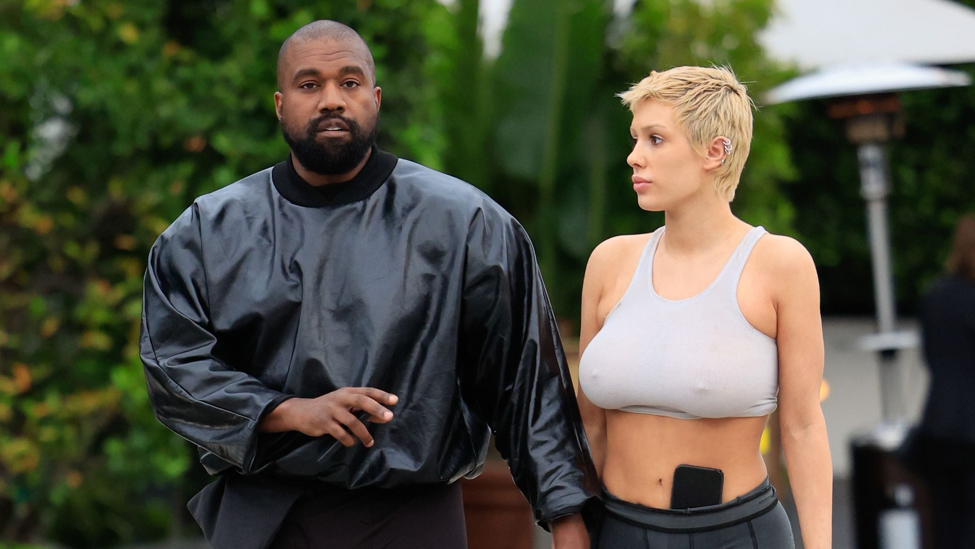Kanye West  Shirt around waist, Kanye fashion, How to tie shirt
