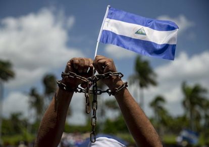 Un opositor nicaragüense participa en una misa por la liberación de presos políticos.