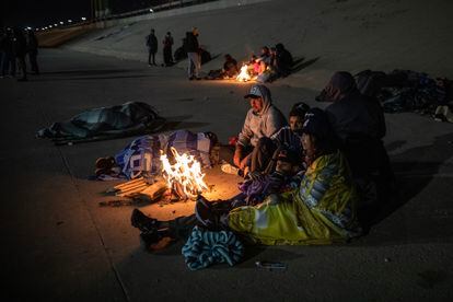 Venezuelan migrants make an impromptu bonfire by the Rio Grande in Ciudad Juarez, on December 20.