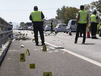 Civil Guard officers at the scene of an accident in Valencia province caused by a drunk driver that left three cyclists dead in early May.