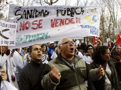 Protesters during Sunday&#039;s demonstration against privatization in the Madrid health service. 