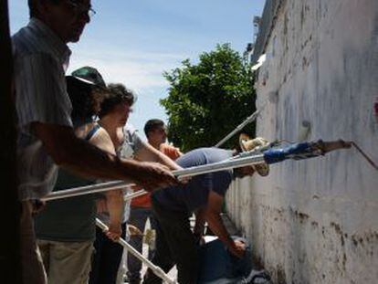 Higuera volunteers painting the walls of an old sports center.