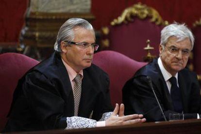 Baltasar Garzón in the Supreme Court with his lawyer, Francisco Baena.