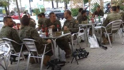 The soldiers drinking beer with their weapons on the floor in Vilafranca del Penedès (Barcelona).