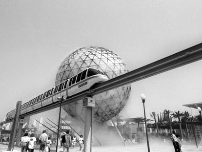 The monorail train and the microclimate sphere: symbols of the Seville Expo '92.