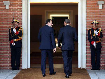 US President Barack Obama and Spanish acting prime minister Mariano Rajoy walk into La Moncloa, the seat of government.
