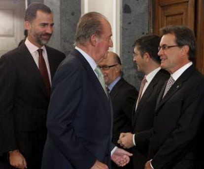 Prince Felipe (l) and the king (c) stop to chat with Catalan regional premier Artur Mas (r).