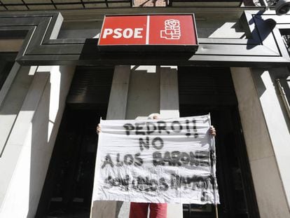 A Pedro Sánchez sympathizer unfurled a banner outside PSOE headquarters on Friday.