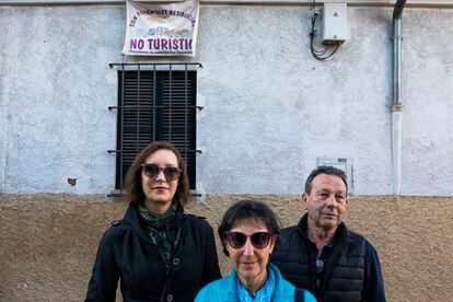(Left to right): Antònia Vidal, Mari Carmen Gutiérrez and Juan Antonio Pérez, members of the neighborhood council in Son Espanyolet.