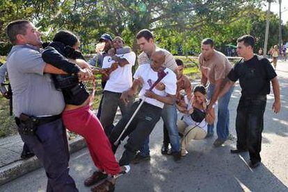 The moment when the Cuban police detained Guillermo Fariñas, along with other Cuban dissidents, at the weekend.
