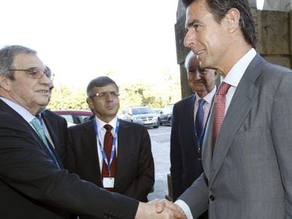 César Alierta (left) greets Minister José Manuel Soria in front of Vittorio Colao.