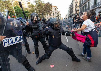 Police officers try to disperse hundreds of protesters in Urquinaona square in Barcelona on Saturday.