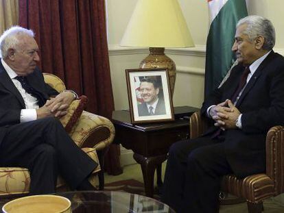 Spain's foreign minister José Manuel García-Margallo chats with Jordan's Prime Minister Abdullah Ensour.