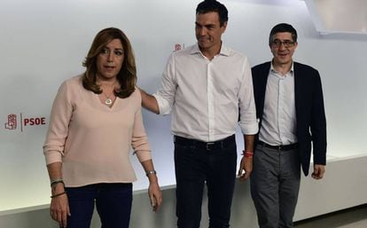 Pedro Sánchez (center) with Susana Díaz and Patxi López after winning the primaries on Sunday.