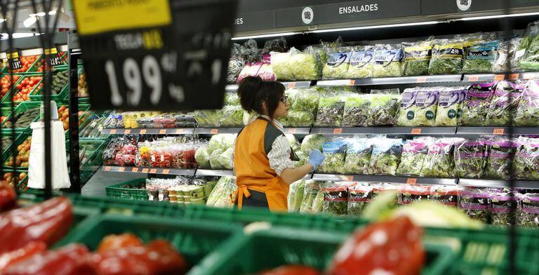 A worker in a Mercadona supermarket in Puerto de Sagunto (Valencia).