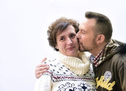 Teresa Romero is kissed by husband Javier Lim&oacute;n during a press conference on Wednesday. 