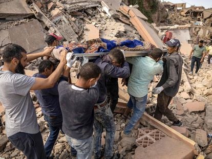 People carry the remains of a victim of the deadly 6.8-magnitude September 8 earthquake, in the village of Imi N'Tala near Amizmiz in central Morocco on September 10, 2023.