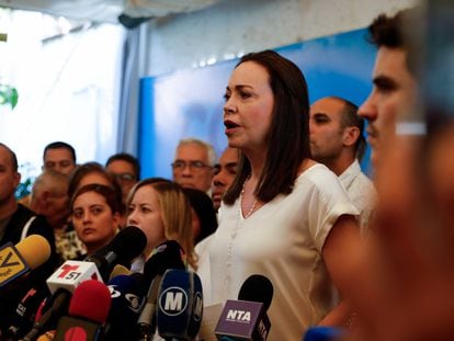 María Corina Machado, with members of her team at a press conference this Tuesday in Caracas.