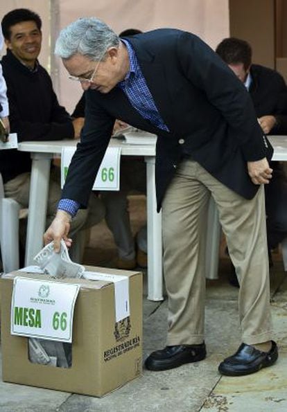 Former president Álvaro Uribe votes in Sunday’s elections.