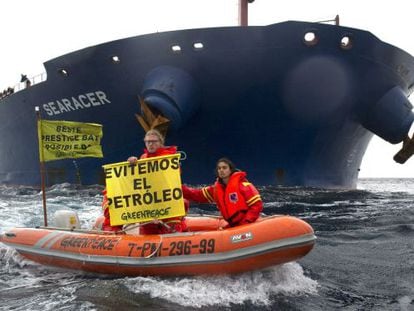 Greenpeace protests before the Searacer in Bilbao.