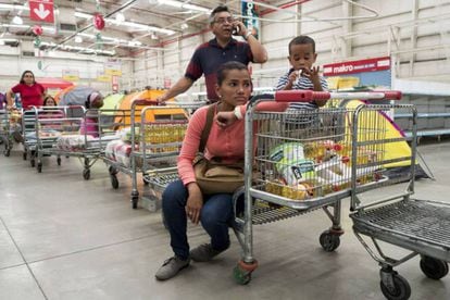 Venezuelans at a supermarket in Caracas.