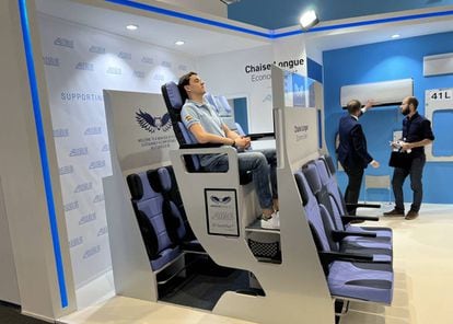 Alejandro Núñez Vicente se sienta en un prototipo de Economy Chair Chaise Lounge.