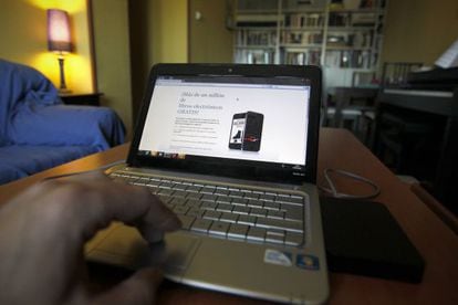 An internet user downloads books on to their laptop.