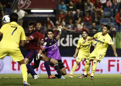 Villarreal&#039;s Javier Aquino (r) shoots to score his team&#039;s second against Osasuna.