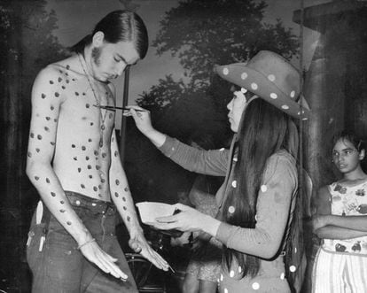 Yayoi Kusama paints polka dots on Kent Feathergill's body at a “happening in 1967 in New York.