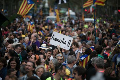A demonstrator holds up a sign calling for “amnesty” for the jailed independence leaders during Friday’s peaceful protest in Barcelona.