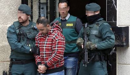 The Civil Guard with one of the men arrested for the murder of Javier Ardines.